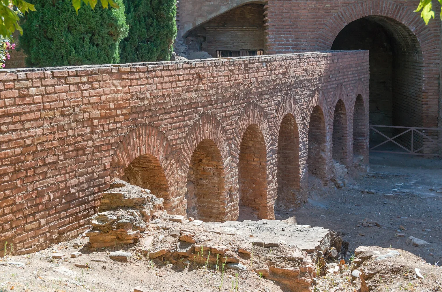 Vestiges en brique de l'aqueduc de Madinat al-Zahra près de Cordoue