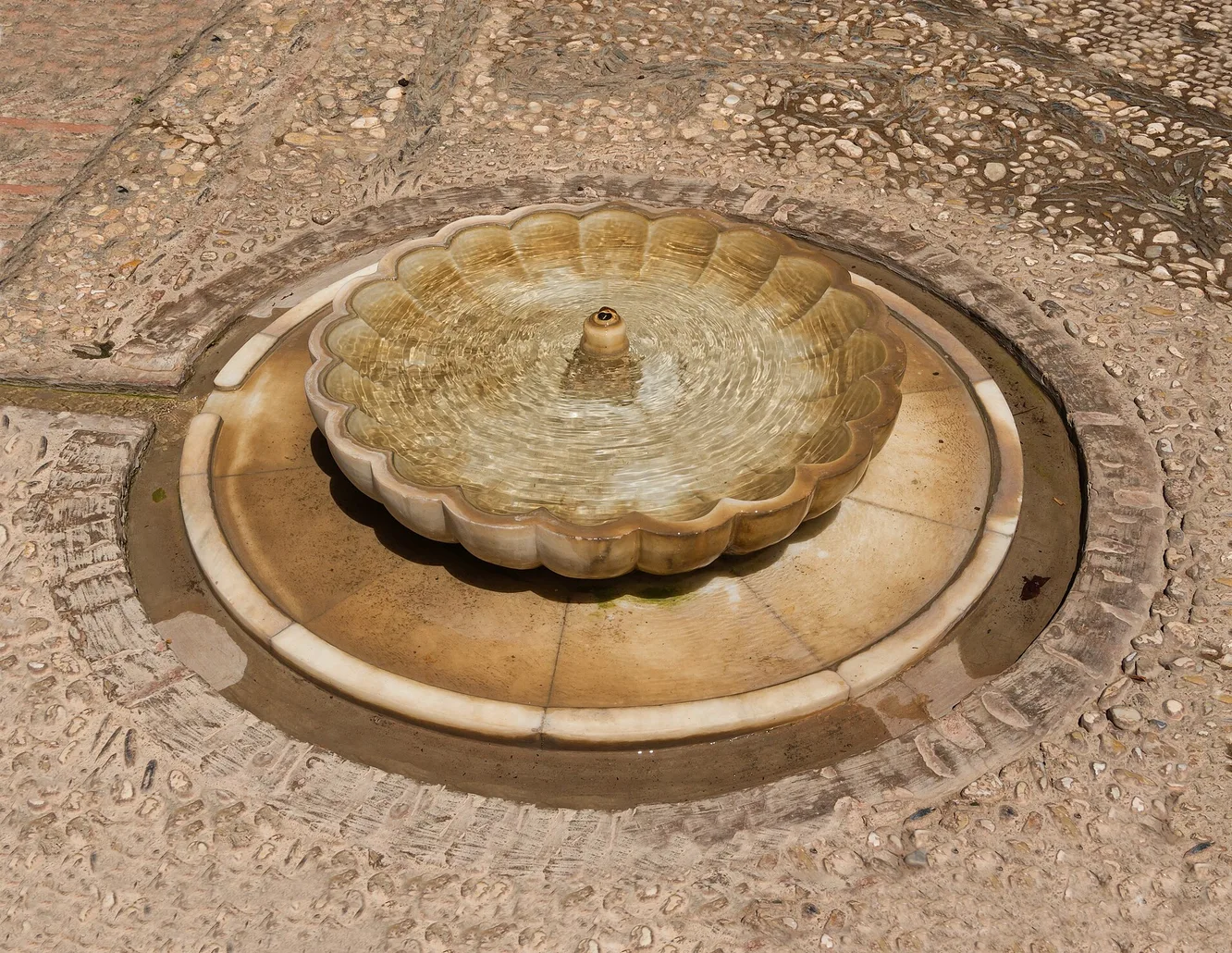 Fontaine à vasque en écailles dans les jardins de l'Alhambra