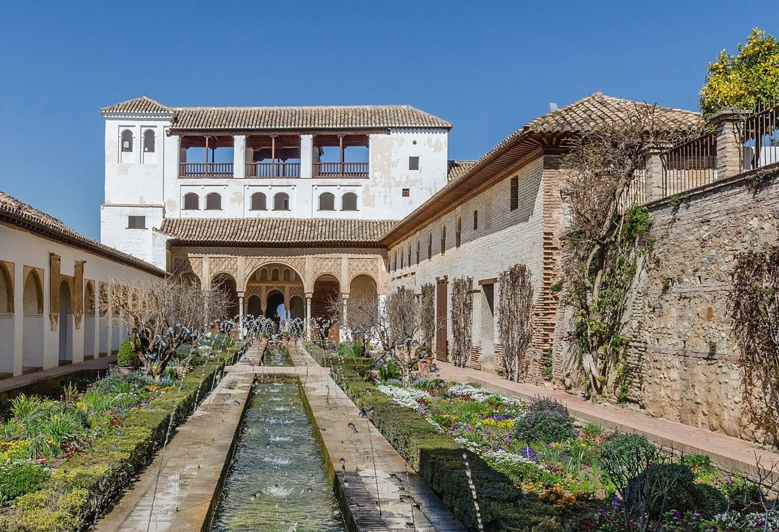 Canal de l'Acequia Real et jardins du Generalife à l'Alhambra de Grenade
