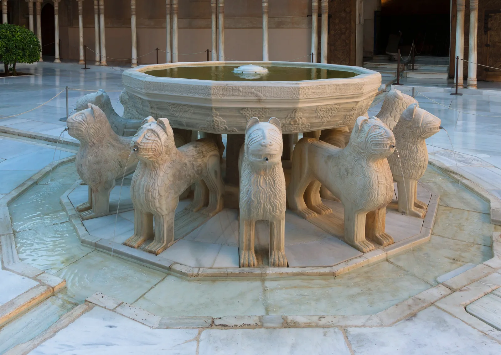 Fontaine du Patio des Lions à l'Alhambra de Grenade, soutenue par douze lions de marbre