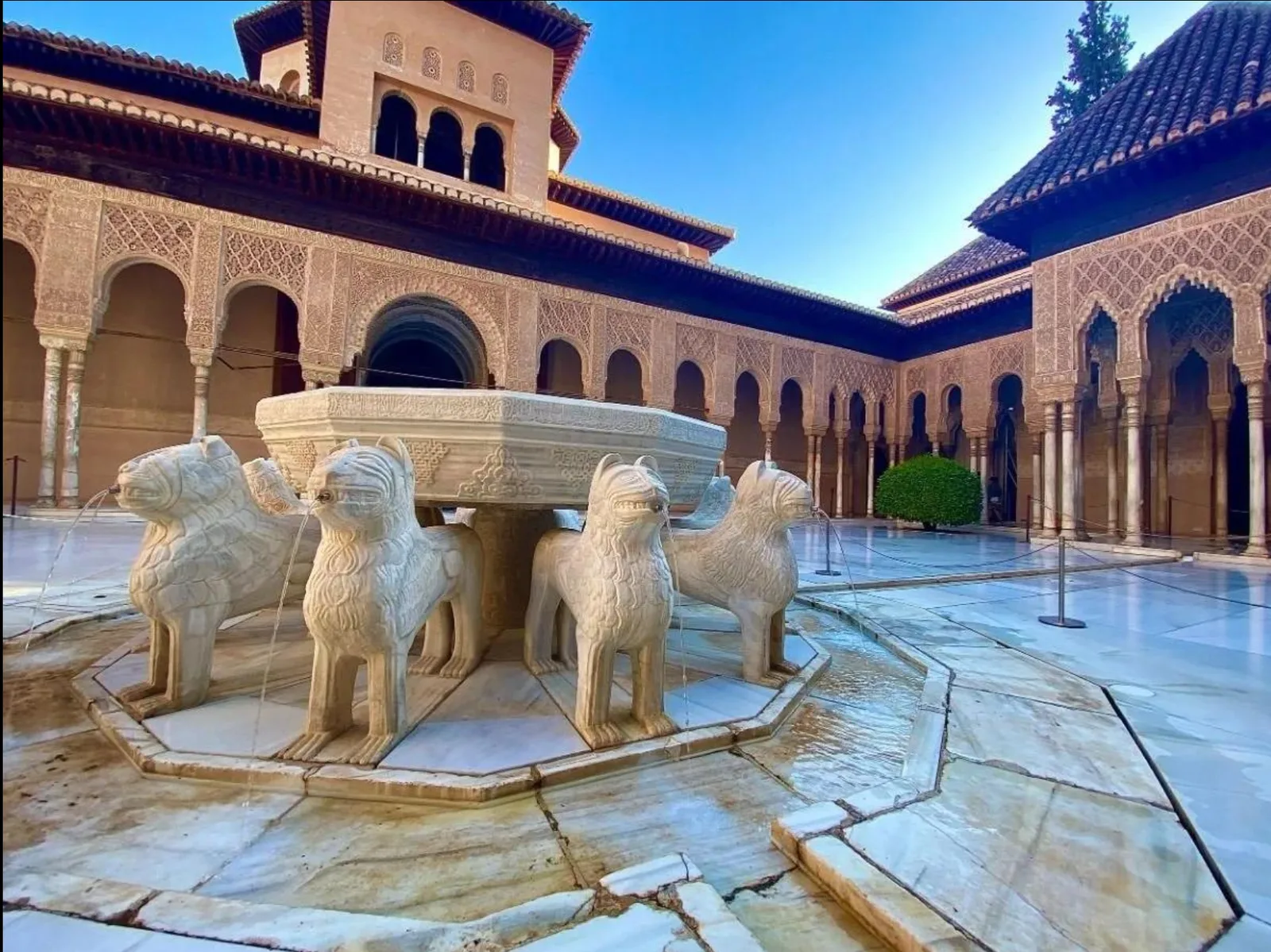 Vue de la cour des Lions et des arcades sculptées de l'Alhambra
